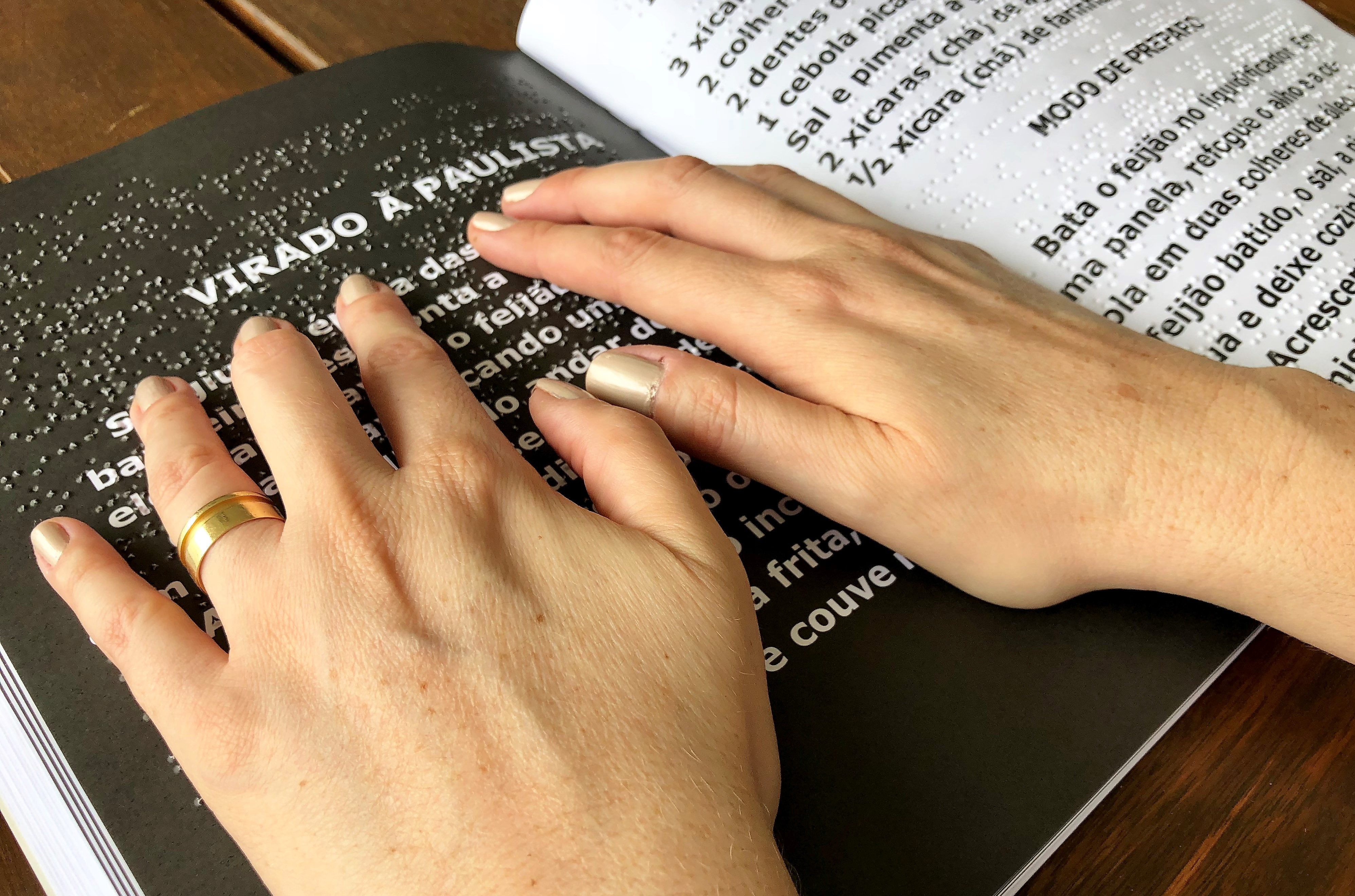 Leitura de livro em braille